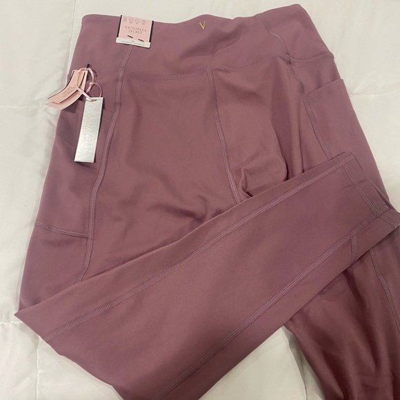 Victoria’s Secret Flow On Point Leggings - Picture 2 of 3